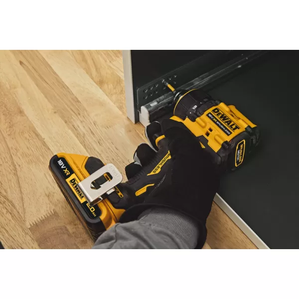 Aku bezuhlíková vícehlavá vrtačka 18V 2x2,0 Ah DeWALT DCD803D2T+ 85-dílná sada bitů a vrtáků DT70762