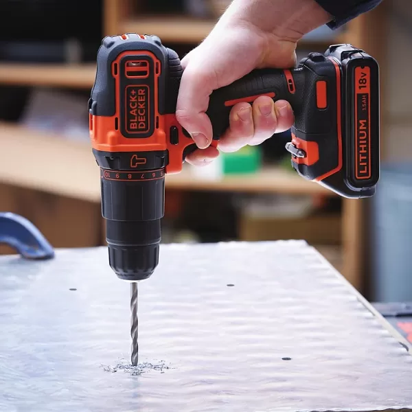 Aku příklepová dvourychlostní vrtačka 18V 1,5Ah Black&Decker BDCHD18