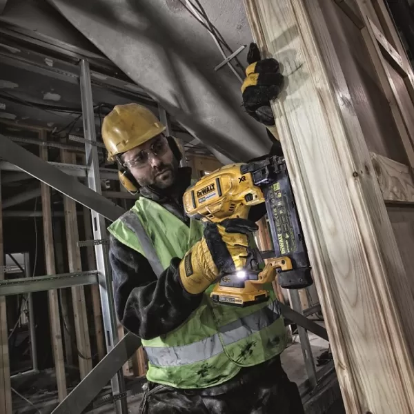 Aku bezuhlíková dokončovací hřebíkovačka 2x2,0Ah 18V DeWALT DCN680D2