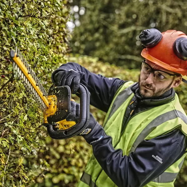 Aku bezuhlíkový plotostřih 18V 1x5,0Ah DeWALT DCMHT563P1