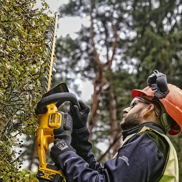 Aku bezuhlíkový plotostřih 18V 1x5,0Ah DeWALT DCMHT563P1