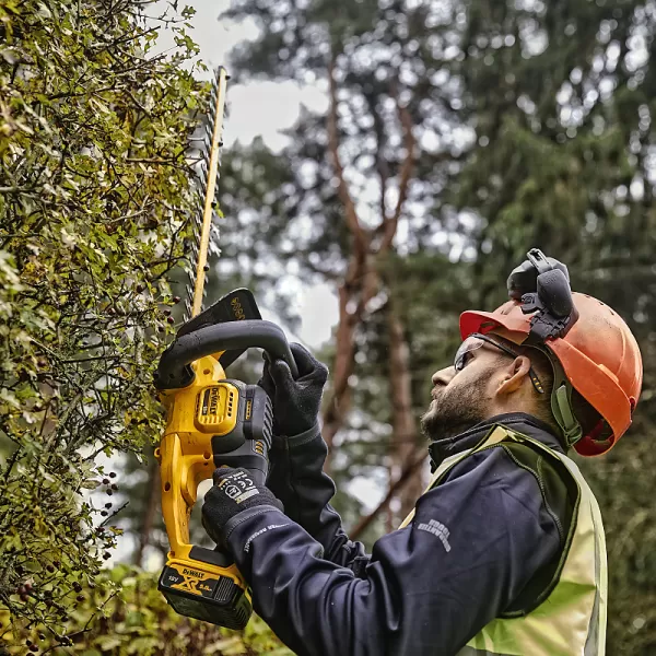 Aku bezuhlíkový plotostřih 18V bez aku DeWALT DCMHT563N