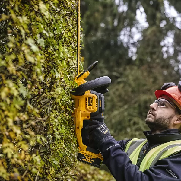 Aku bezuhlíkový plotostřih 18V bez aku DeWALT DCMHT563N