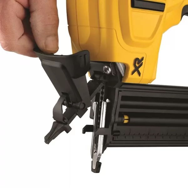 Aku bezuhlíková dokončovací hřebíkovačka 2x2,0Ah 18V DeWALT DCN680D2