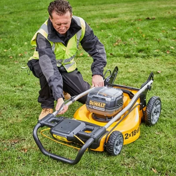 Aku sekačka na trávu bez aku DeWALT DCMW564N