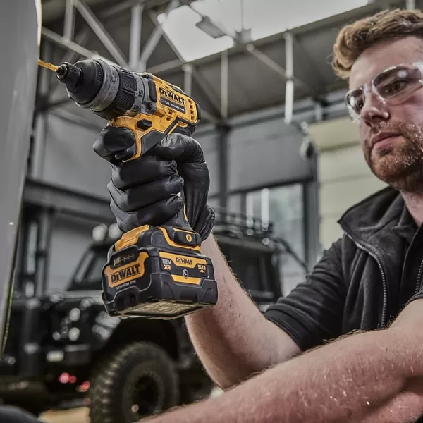 Aku vrtačka s multifunkční hlavou 12V 2x3,0Ah DeWALT DCD703L2T