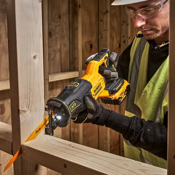 Aku mečová pila 18V bez aku DeWALT DCS382N