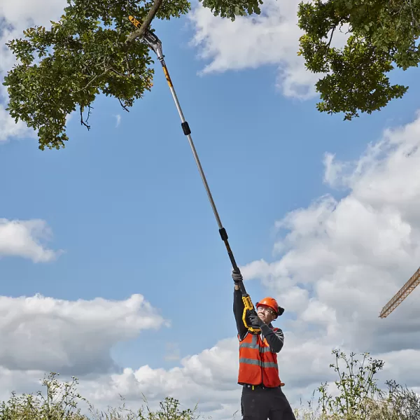 Aku prořezávací pila 18V bez aku DeWALT DCMPS567N