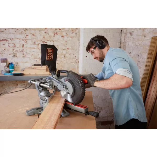 Pokosová pila s pojezdem 1600W Black&Decker BES700