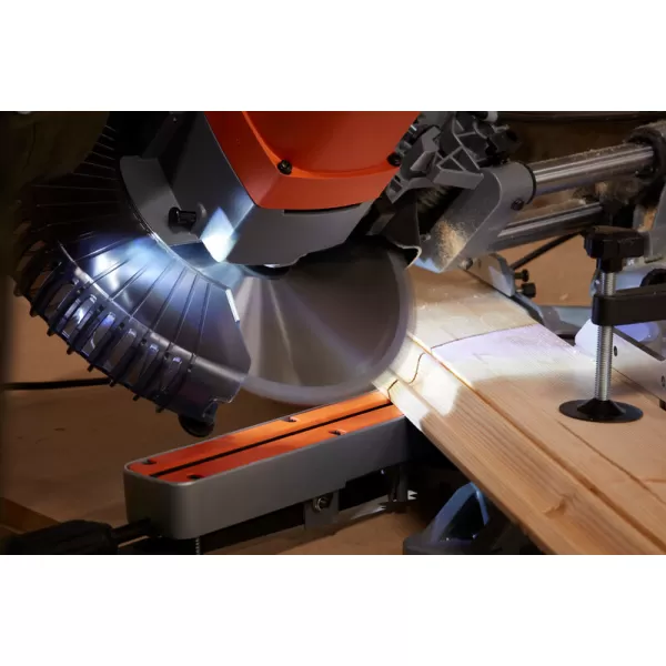 Pokosová pila s pojezdem 1600W Black&Decker BES700