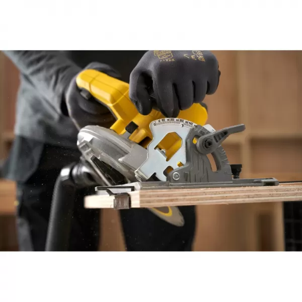 Aku bezuhlíková okružní pila 18V bez aku STANLEY FATMAX V20 SFMCS551B