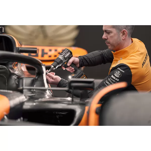 Aku příklepová vrtačka 18V/2x5,0Ah limitovaná edice McLaren DeWALT DCD85MP2T