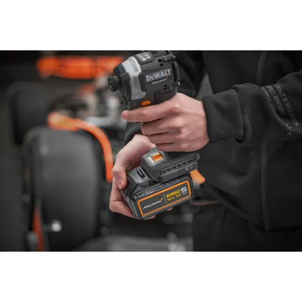 Kombosada aku nářadí 18V/2x5,0Ah limitovaná edice McLaren DeWALT DCK200MP2T